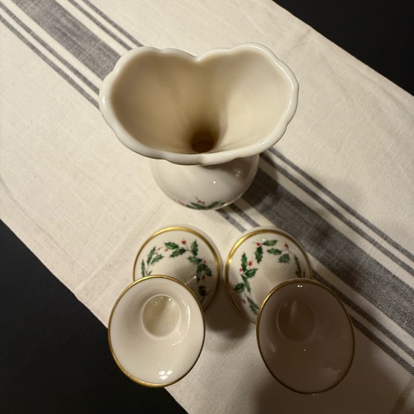 Lenox China, three piece, Christmas ivy and berry, vase and candlesticks - Picture 7 of 7